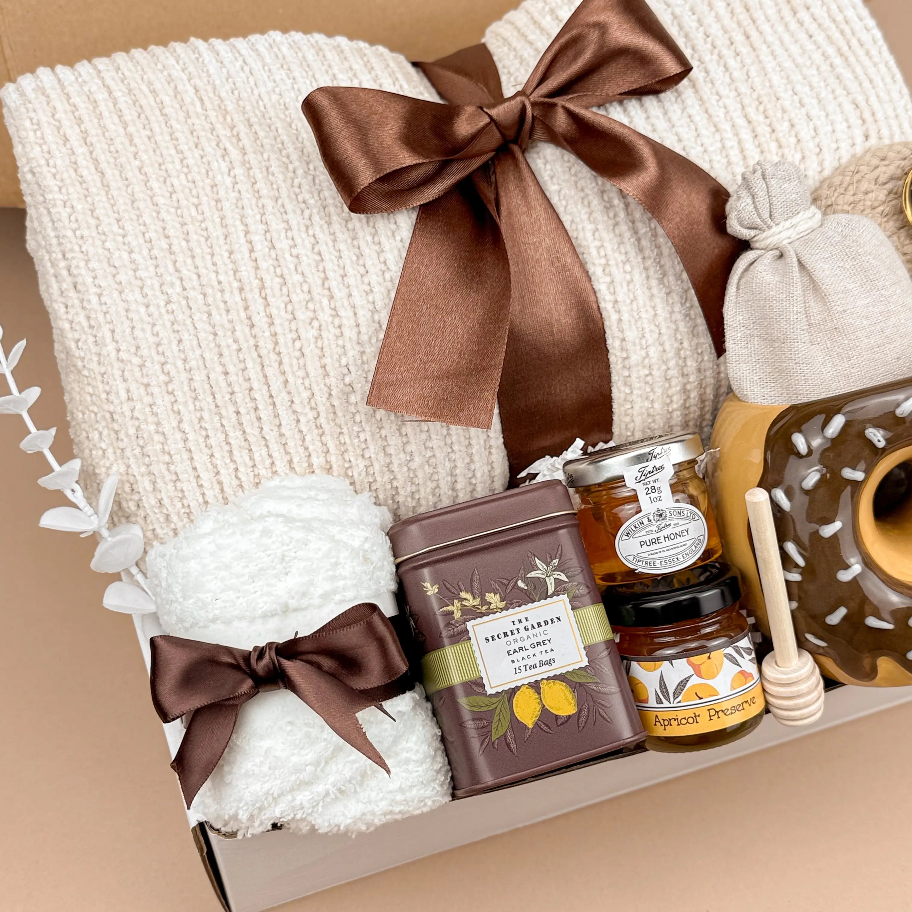 Warm Hug Donut Gift Box – Cozy Gift Box With Blanket, Mug & Tea Set
