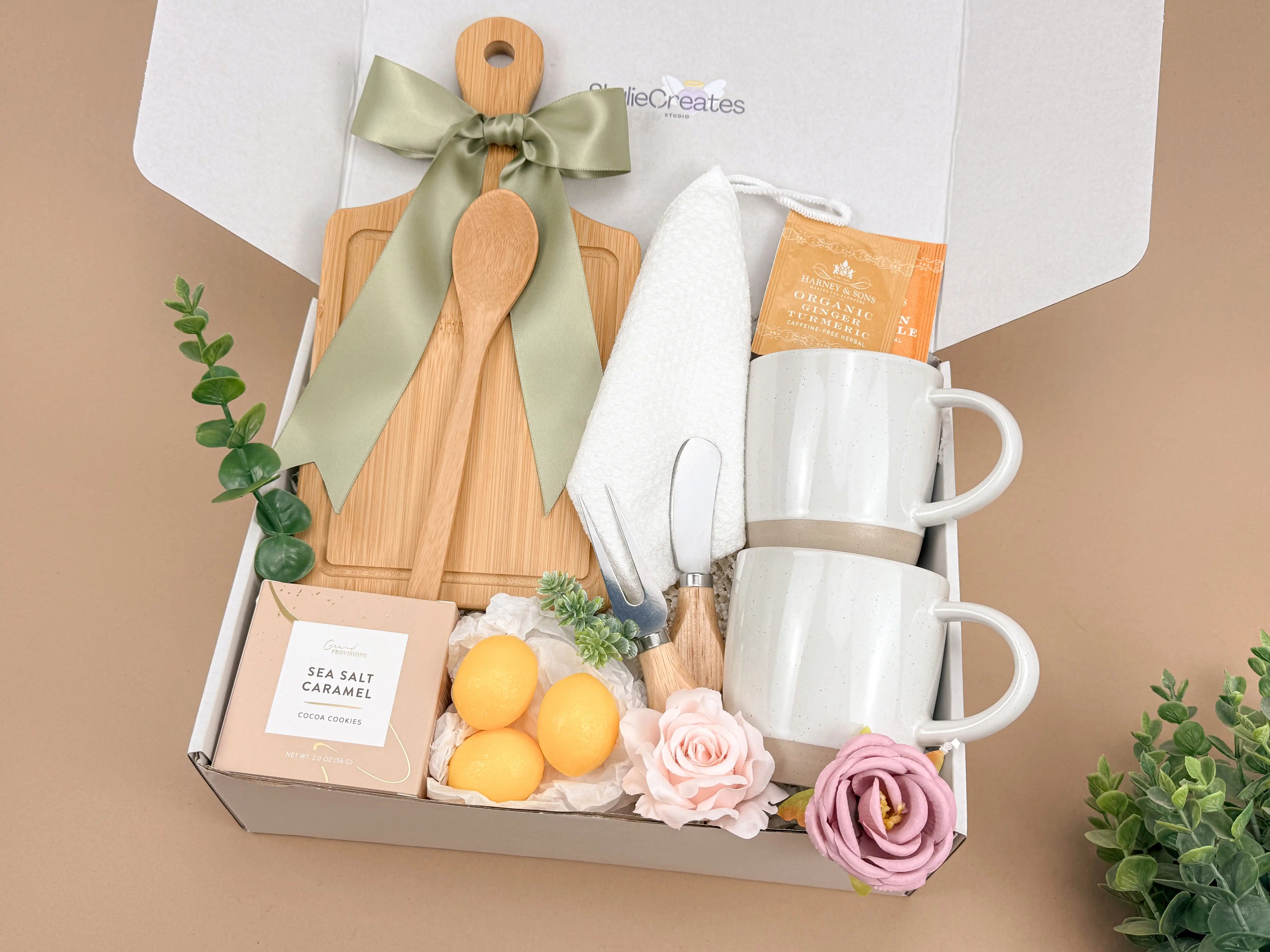 Home Blessing Gift Box – Bamboo Cutting Board, Ceramic Mugs & Cozy Kitchen Essentials