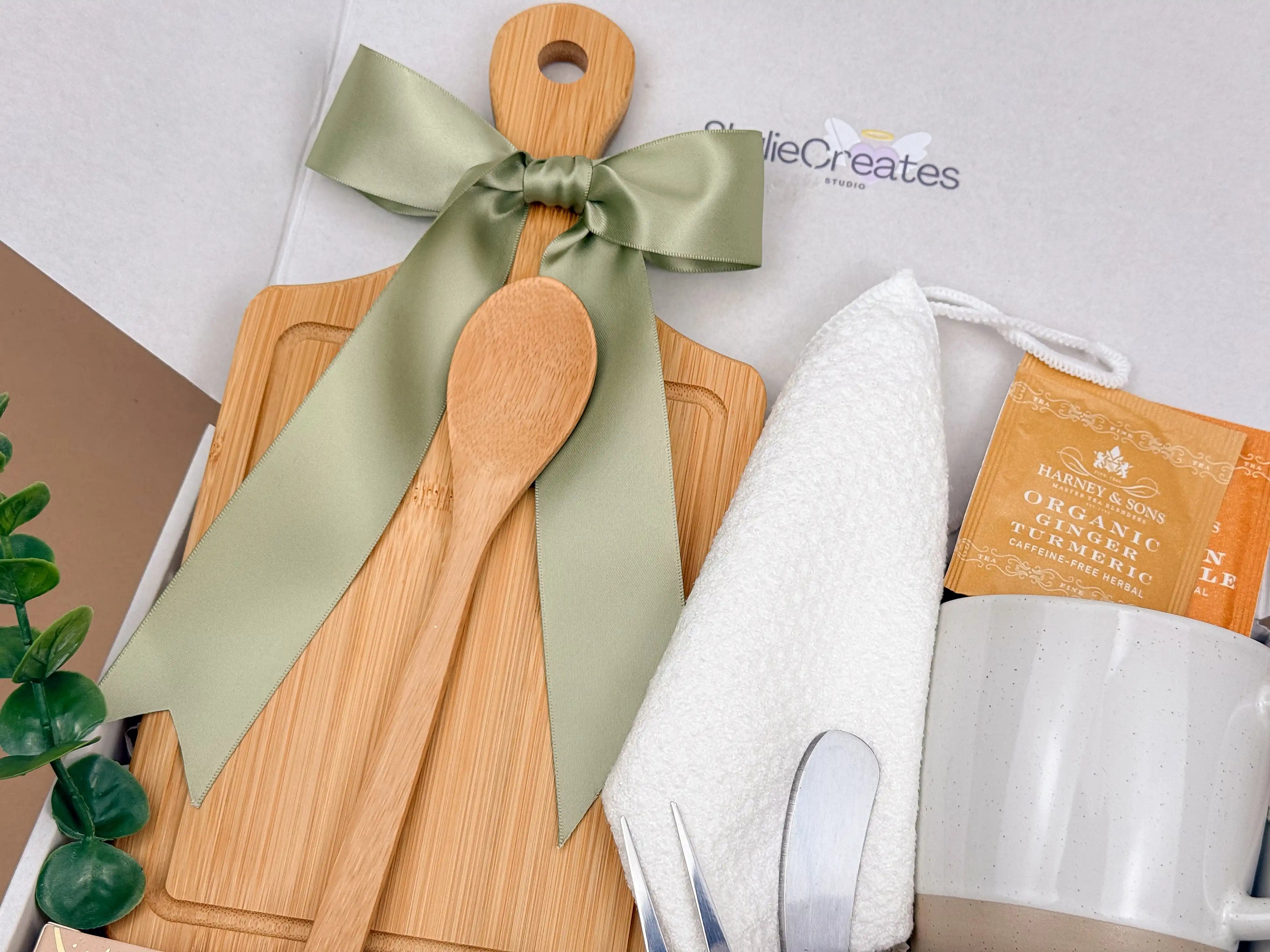 Home Blessing Gift Box – Bamboo Cutting Board, Ceramic Mugs & Cozy Kitchen Essentials