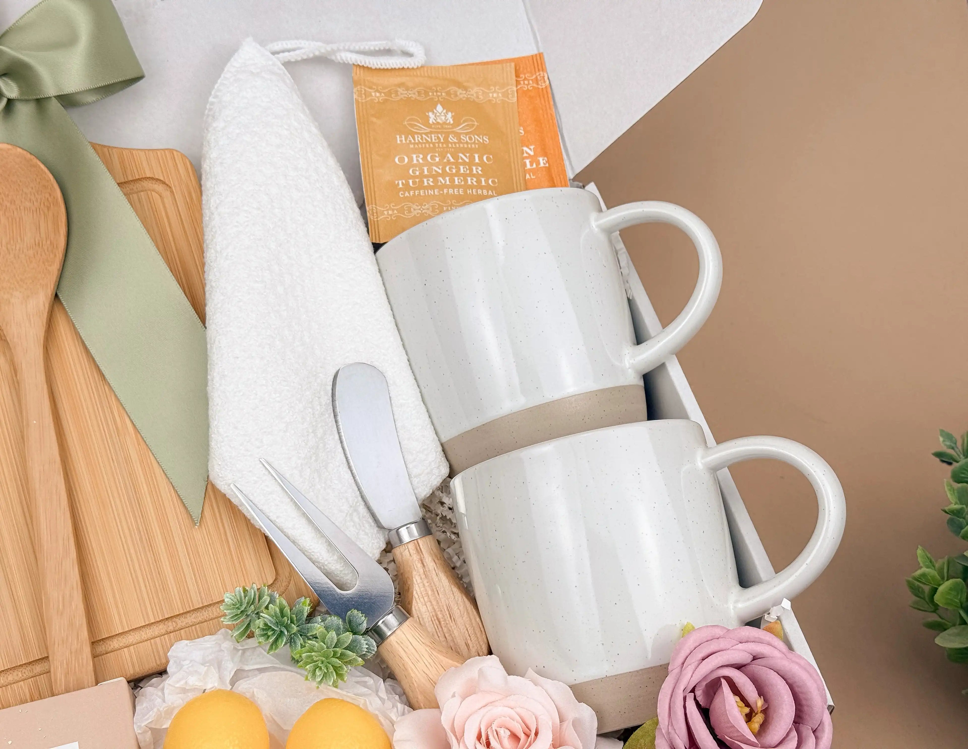 Home Blessing Gift Box – Bamboo Cutting Board, Ceramic Mugs & Cozy Kitchen Essentials